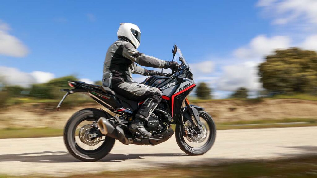 La Moto Morini Seiemmezzo SCR es una moto scrambler de mecánica conocida que convence 12 Moto Morini X-Cape 649