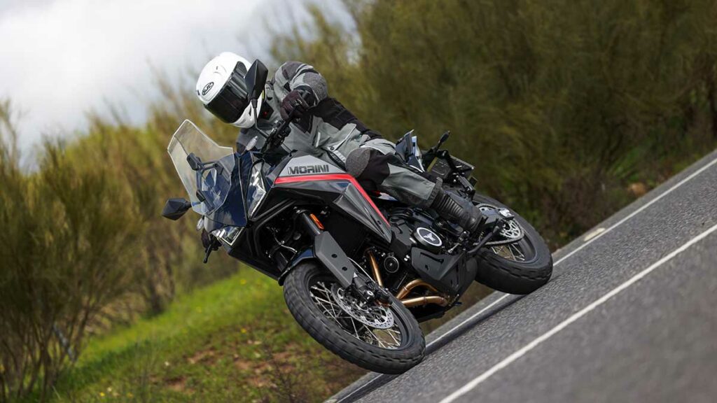 Papa Noel se adelanta con Moto Morini: casi 1.000 euros de descuento en varios de sus modelos 9 Moto Morini X-Cape 649