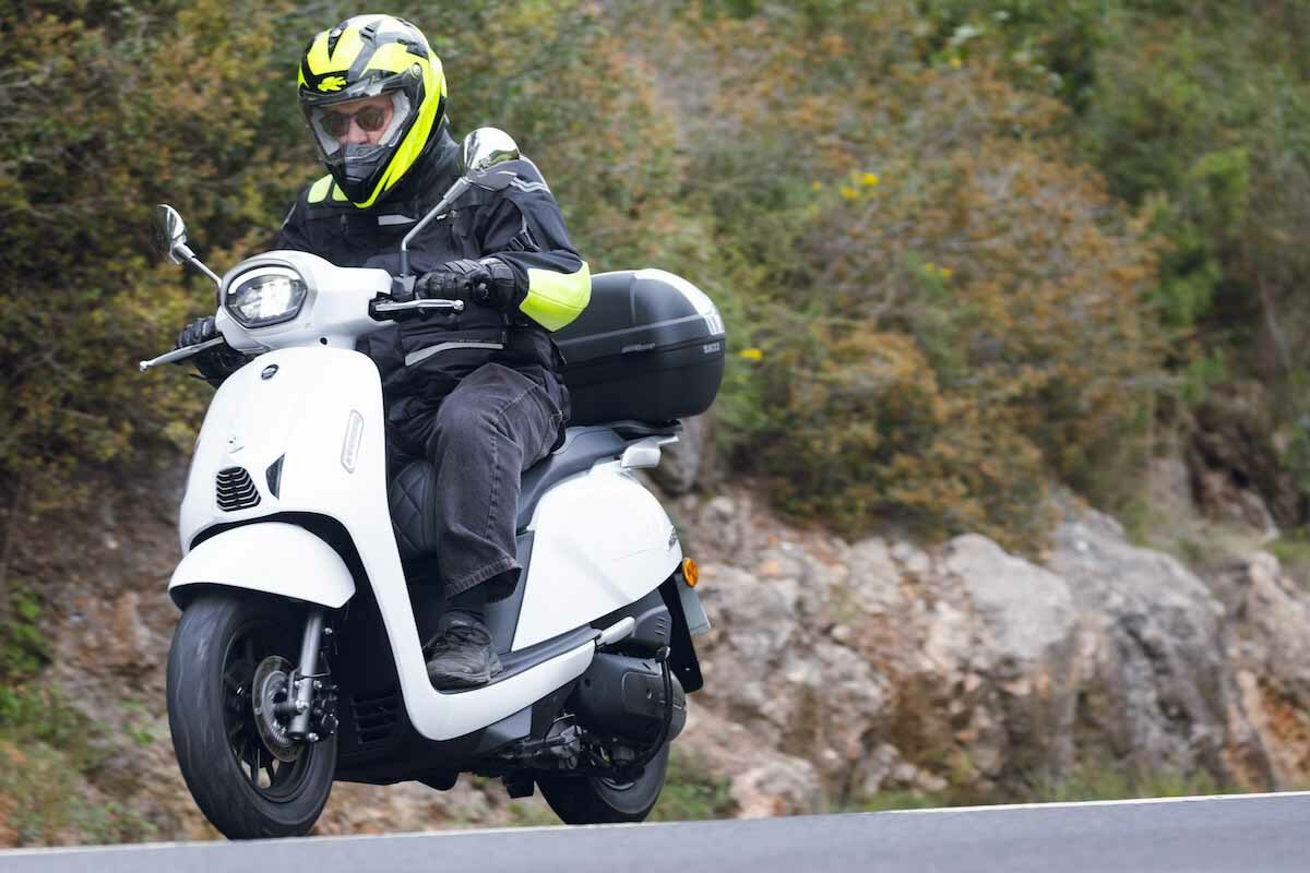 Fotos del scooter retro QJ Motor LTR 125 1 Este scooter 125 cc de QJ Motor para carnet B es nuevo y se promociona con una interesante oferta