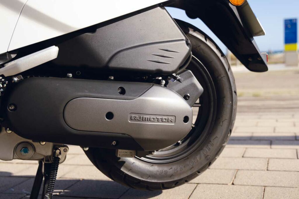Este nuevo scooter 125 neoretro de QJ Motor va más allá de lo convencional del segmento 13 QJ Motor LTR 125 2024