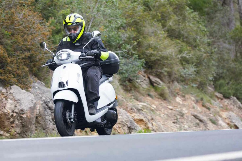 Este nuevo scooter 125 neoretro de QJ Motor va más allá de lo convencional del segmento 16 QJ Motor LTR 125 2024