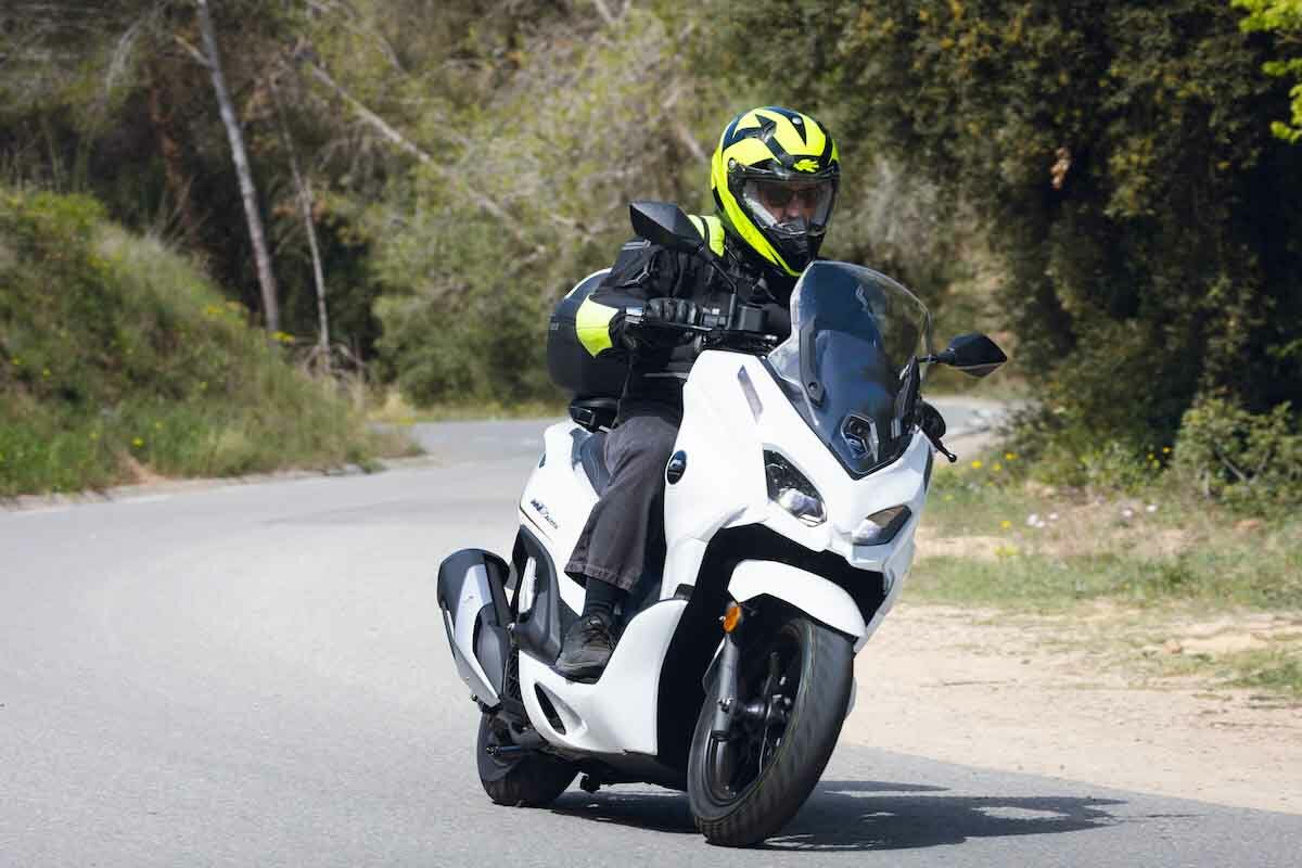 QJ Motor llega a los scooters con un compacto 125 que presume de micro híbrido