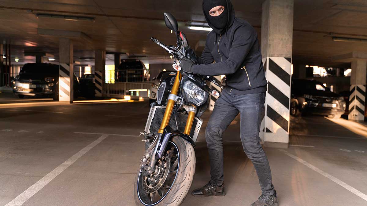 Fotos sobre cómo proteger una moto frente a robos