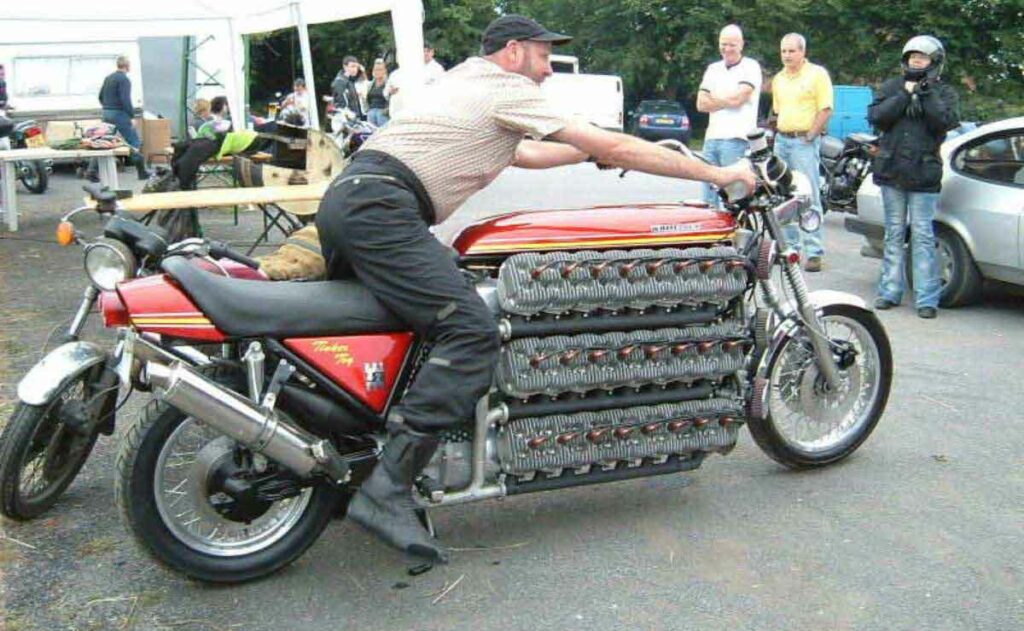 La creó un jubilado, tiene 48 cilindros y, ahora, esta moto custom Kawasaki se ha vendido por un dineral 11 Kawasaki de 48 cilindros