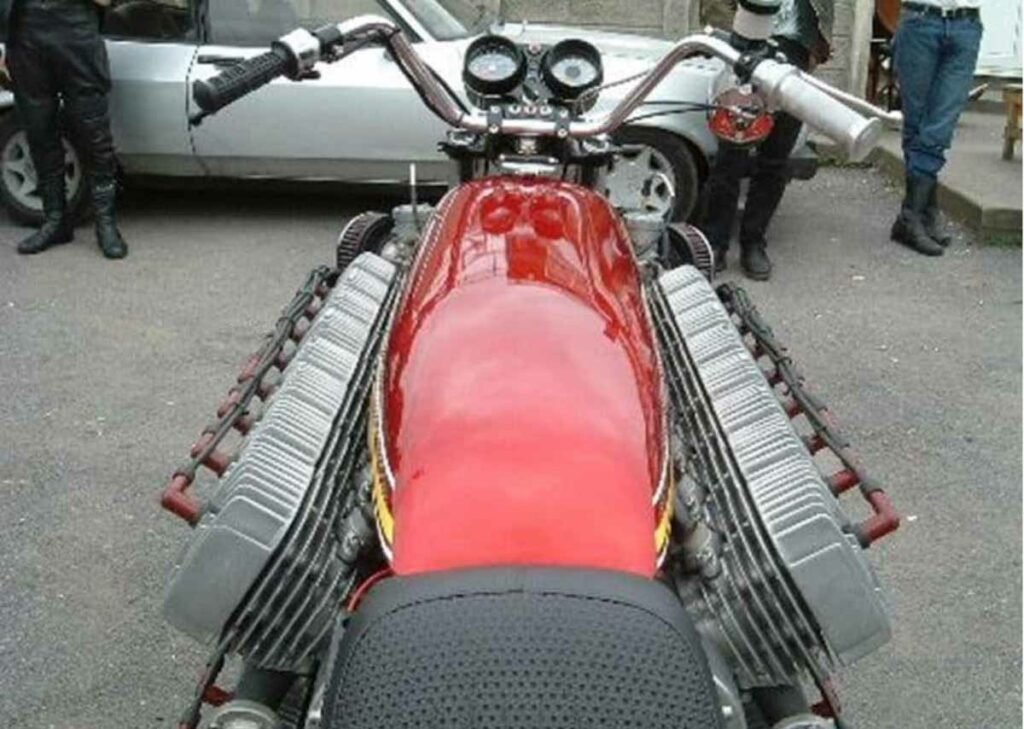 La creó un jubilado, tiene 48 cilindros y, ahora, esta moto custom Kawasaki se ha vendido por un dineral 12 Kawasaki de 48 cilindros