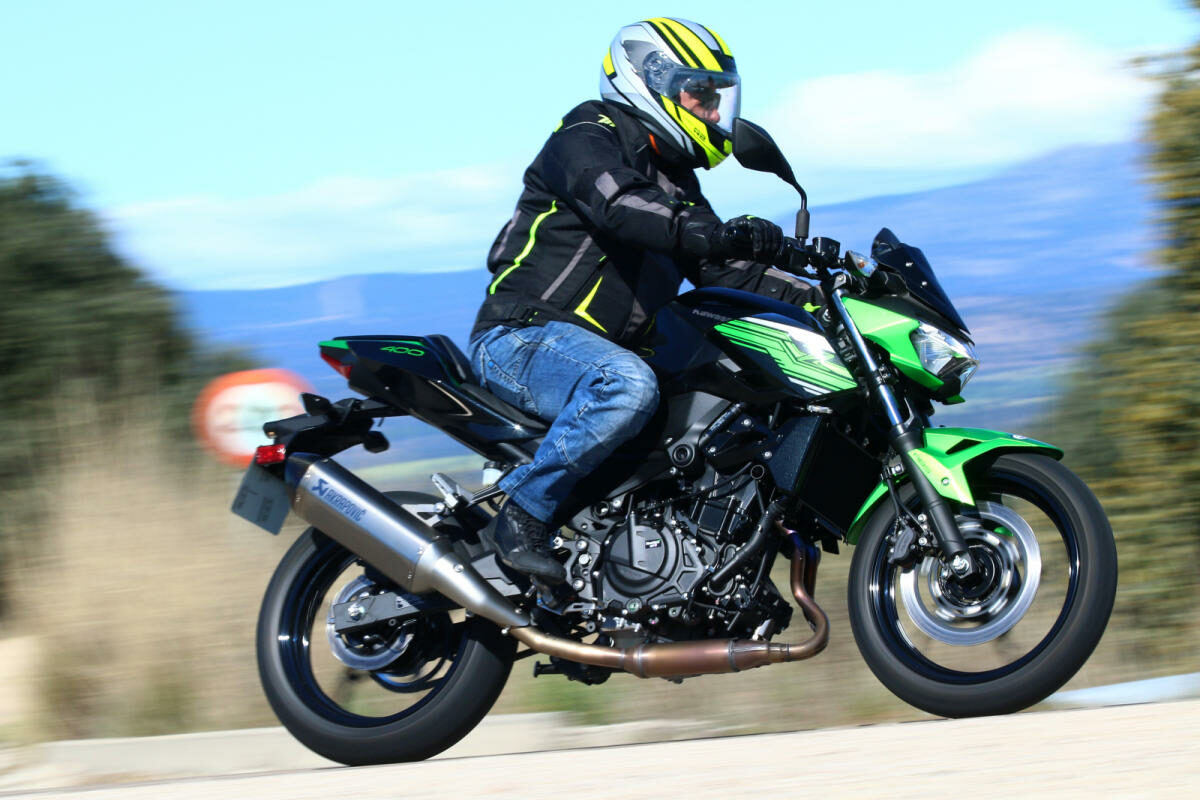La moto naked Kawasaki Z400 te propone un descuento acompañado del seguro gratis