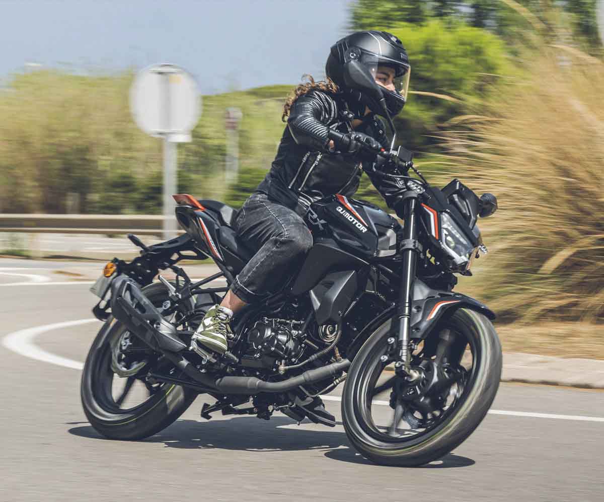 Incluye 6 años de garantía y cuesta 2.229 euros: la moto naked 125 de QJ Motor es imbatible por precio