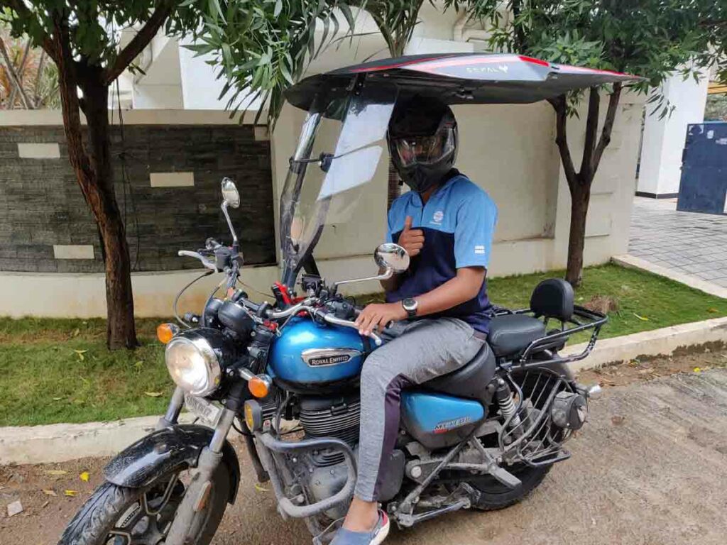 El extraño techo para proteger de la lluvia en moto que se ha hecho viral 13 Techo para moto