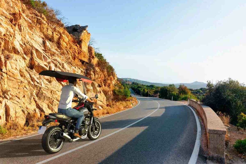 El extraño techo para proteger de la lluvia en moto que se ha hecho viral 12 Techo para moto