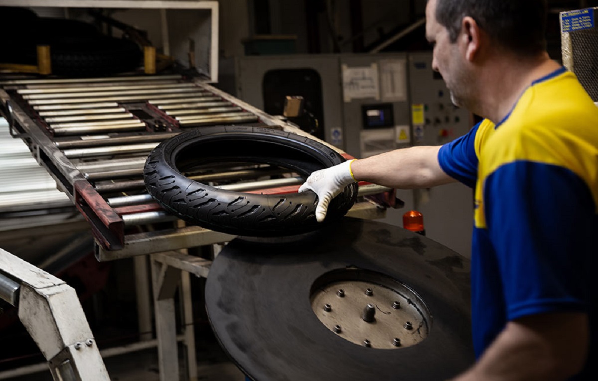 La fábrica que produce el componente esencial en una moto está en España, es referente mundial y cumple 90 años