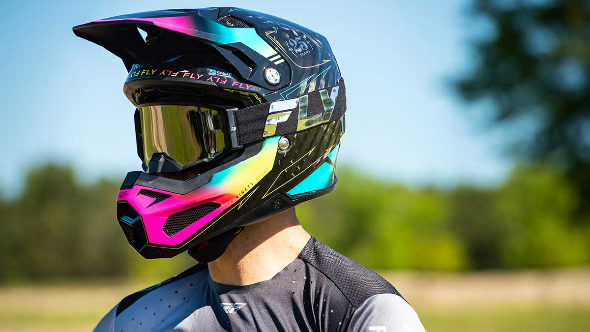 Un casco que puede llamar al 112 de forma autónoma: así el el Fly Racing Formula S