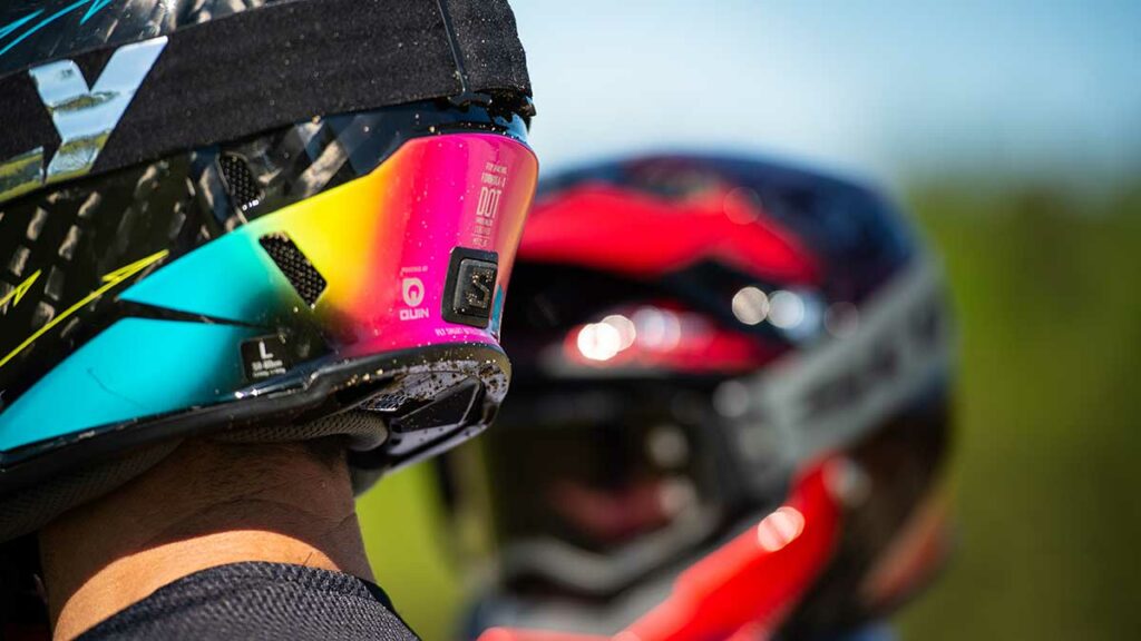 Un casco que puede llamar al 112 de forma autónoma: así el el Fly Racing Formula S 11 Casco Fly Racing Formula S