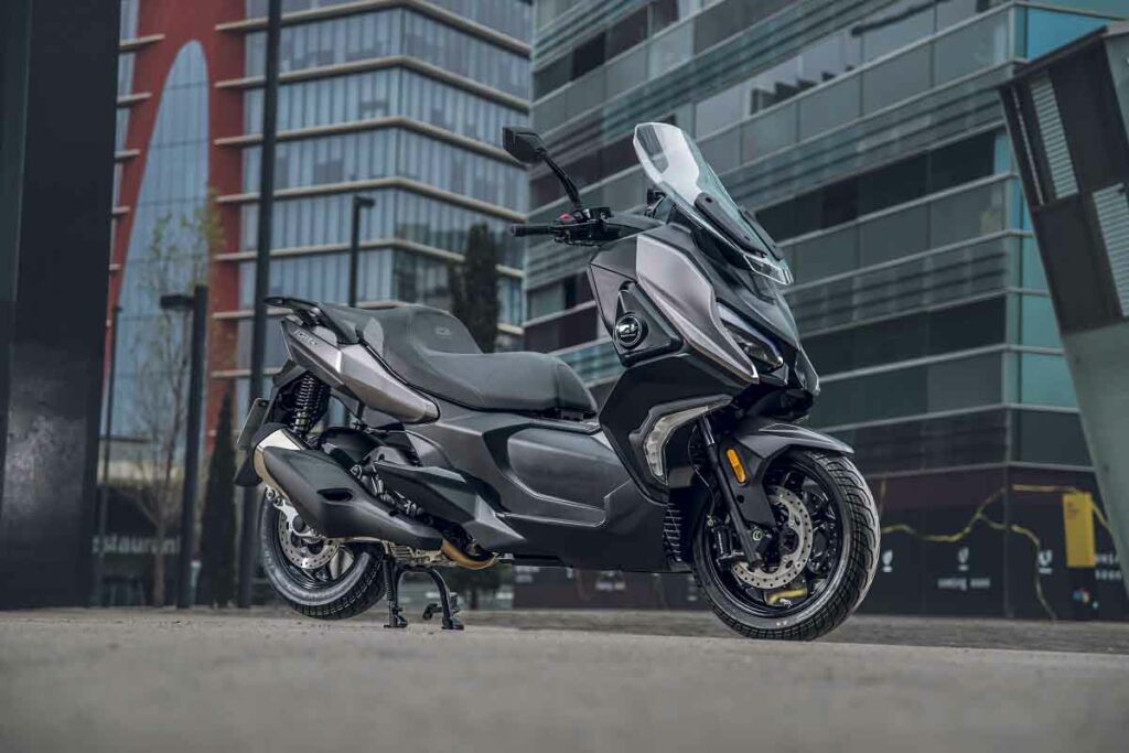 ¿Buscas scooters para todo? Estas seis opciones para el A2 son prácticas, polivalentes y tienen promoción 3 QJ Motor scooters 2024