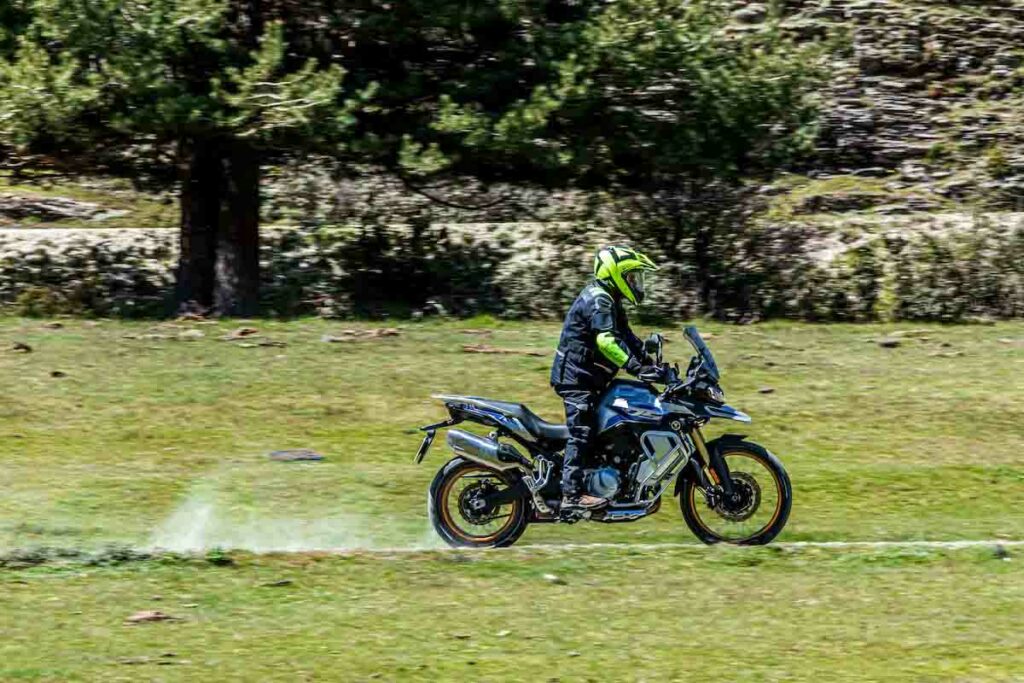 Nos subimos a la nueva moto trail Voge 2024 de fabricación china que tanta expectación ha creado 18 Voge 900DSX 2024
