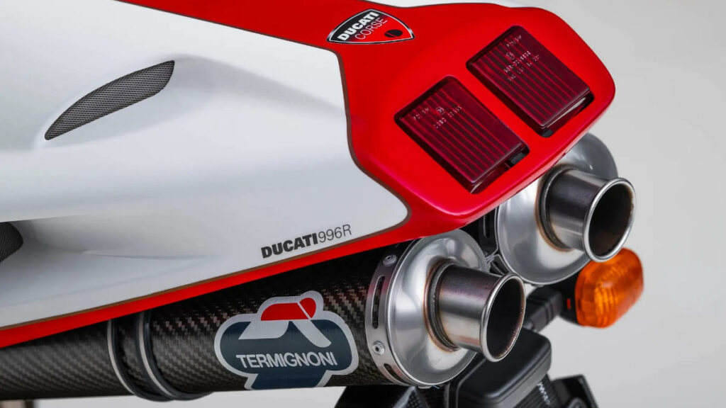 Fue una de las superbikes más queridas de Ducati y se ofrece con menos de 600 km en el odómetro 12 Ducati 996R 2001