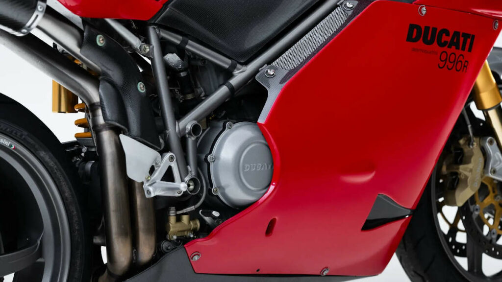 Fue una de las superbikes más queridas de Ducati y se ofrece con menos de 600 km en el odómetro 11 Ducati 996R 2001
