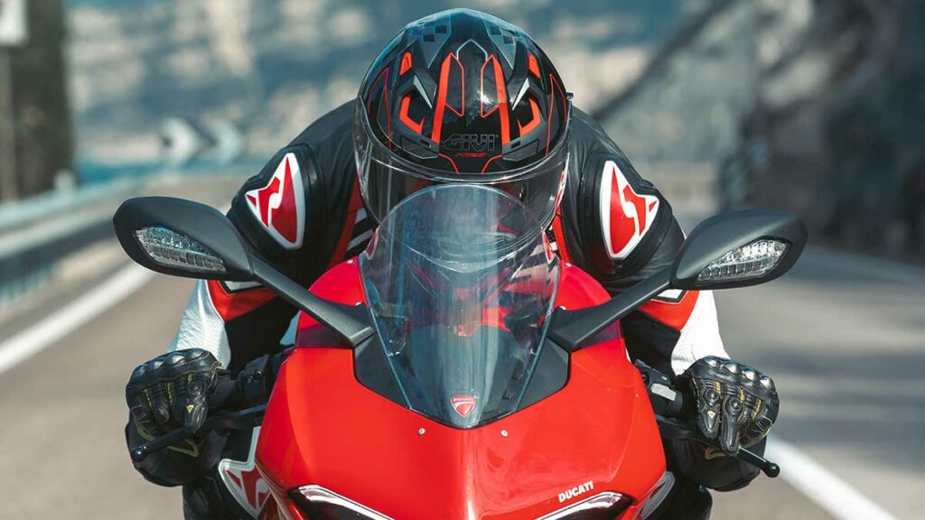 La moto remonta en abril y logra crecer más de un 21% 11 GIVI actualiza gráficas cascos deportivos