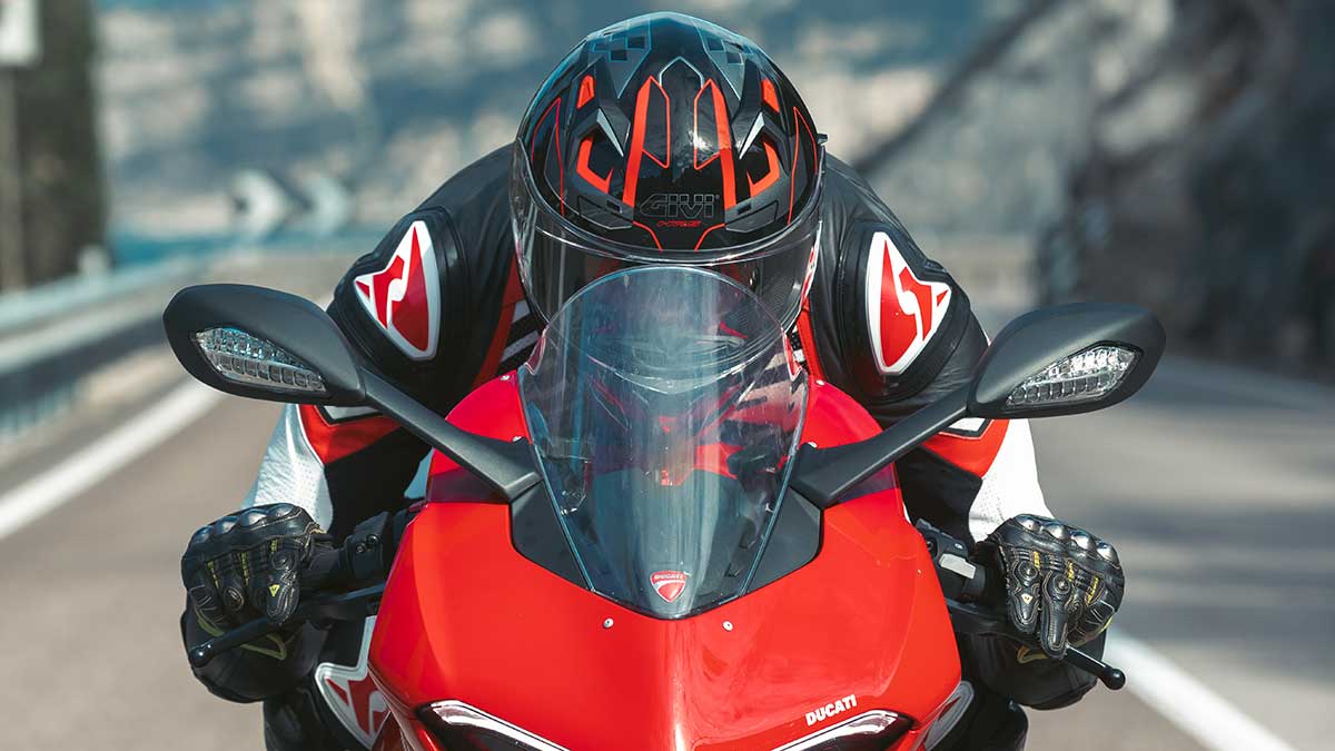 GIVI le da un lavado de cara a sus cascos más deportivos 7 GIVI actualiza gráficas cascos deportivos