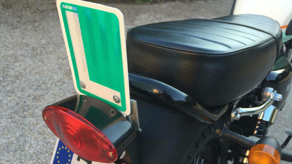 Moteros noveles: ¿a cuánto asciende la multa por no llevar la 'L'? 11 Multa no llevar L moto