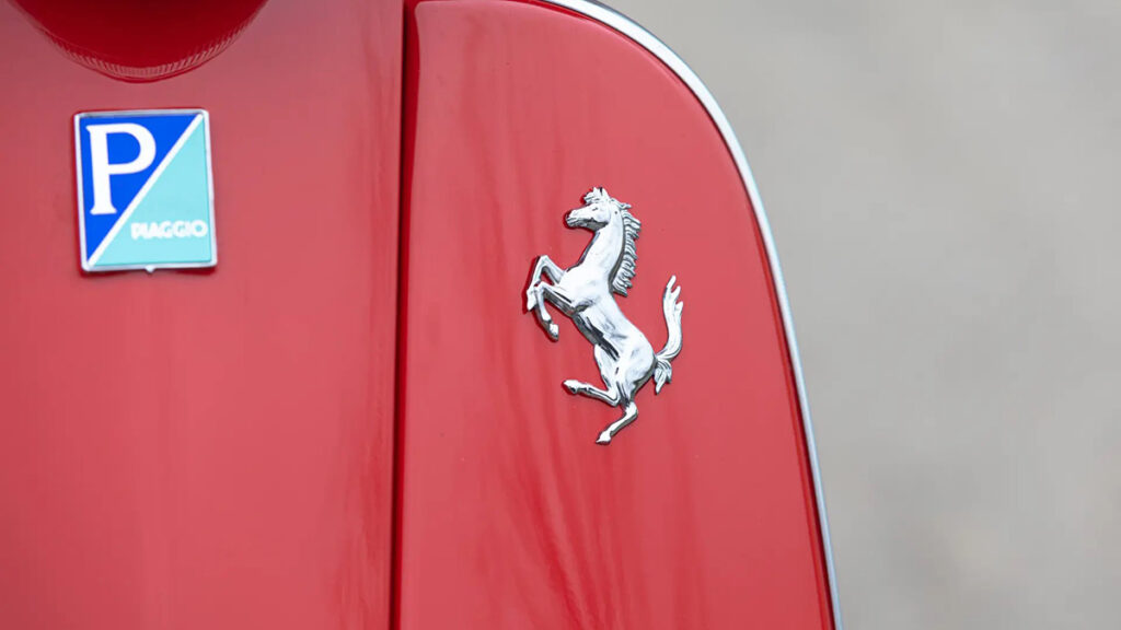 Esta colaboración entre el Grupo Piaggio y Ferrari dio como resultado una de las Vespa más exclusivas... y caras 11 Vespa LX 125 Ferrari Edition