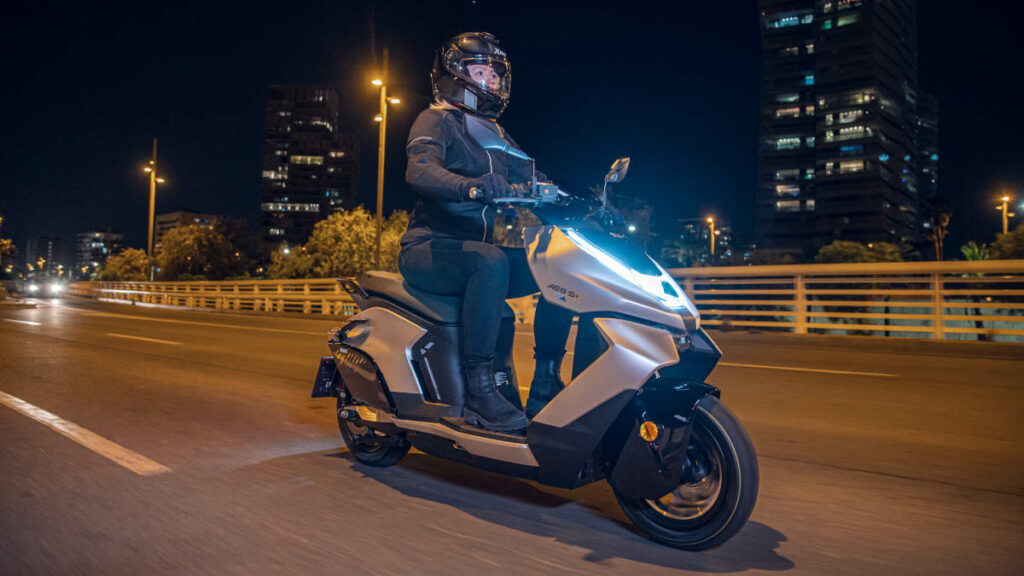 Pierer Mobility se asocia con Zeeho para distribuir sus modelos cero emisiones 10 Zeeho AE8 S+