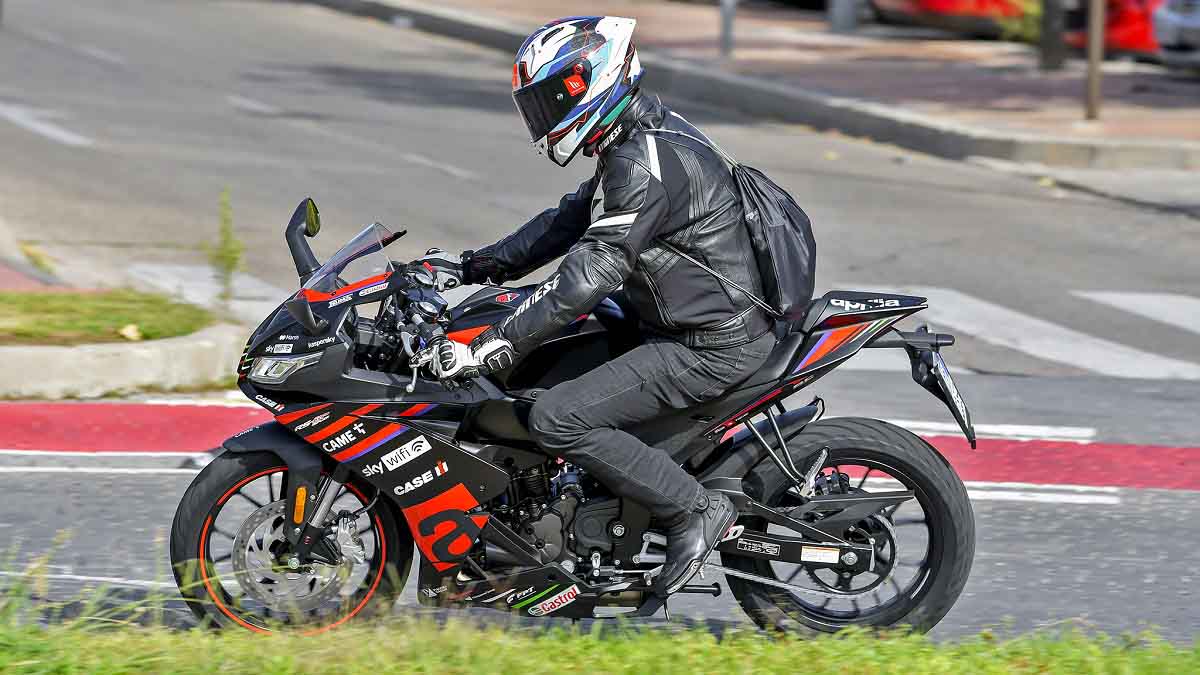 Aprilia RS 125 2023, acción
