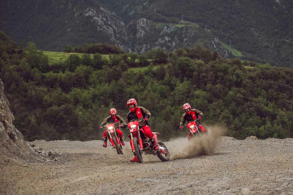 ¿La echabas de menos? Aquí está de nuevo la GasGas EC 125 como integrante de la gama enduro 2025 13 GasGas EC 2025, acción