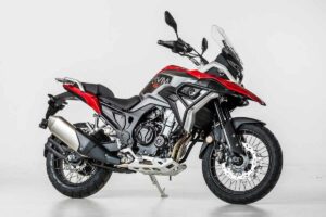 Fotos de la moto trail diseñada en Barcelona, hecha en China y con histórico nombre de la República Checa