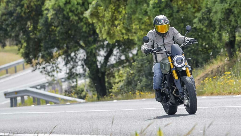 La Moto Morini Seiemmezzo SCR es una moto scrambler de mecánica conocida que convence 19 Moto Morini Seiemmezzo SCR