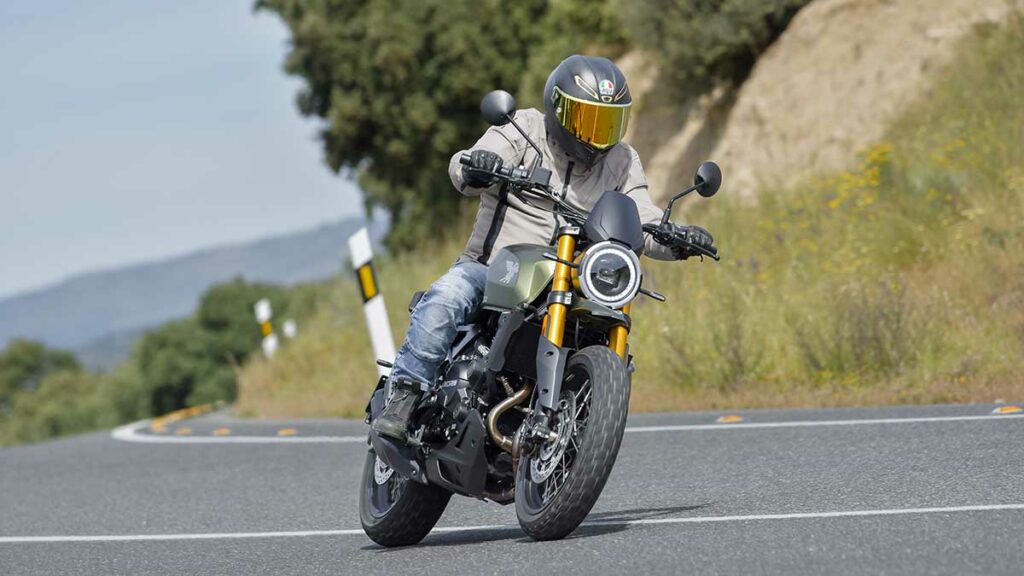 La Moto Morini Seiemmezzo SCR es una moto scrambler de mecánica conocida que convence 17 Moto Morini Seiemmezzo SCR