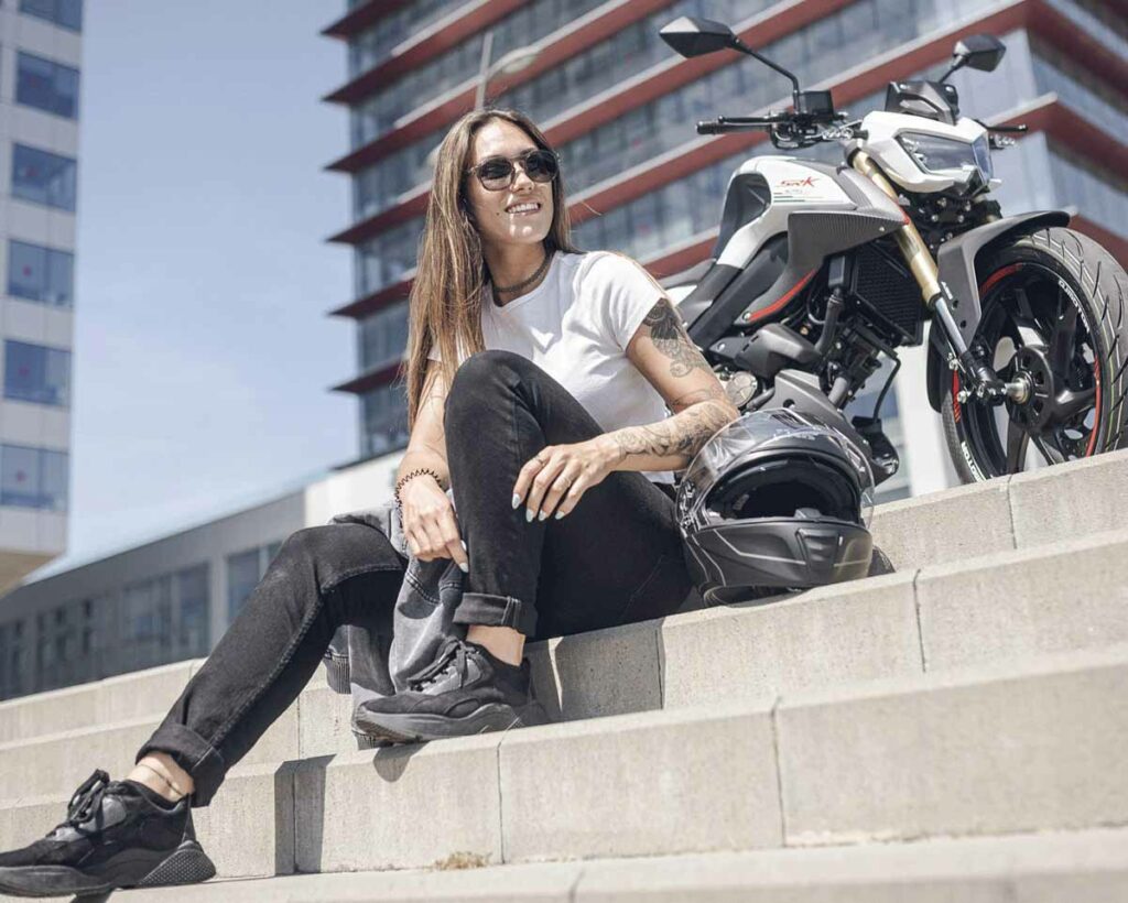 Gasta 2,5 l/100 km, está bien equipada y por 45 euros al mes esta QJ Motor naked de 125 es la moto escuela perfecta 14 QJ Motor SRK 125S