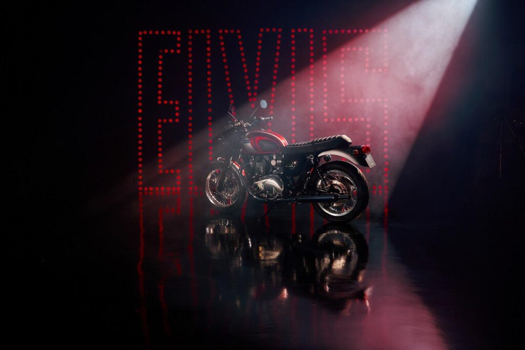 Así es la exclusiva Triumph T120 "Elvis Presley réplica" 11 Triumph Bonneville T120 Elvis Presley Limited Edition