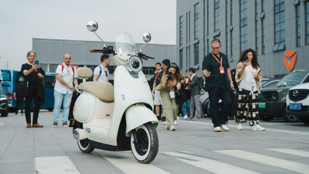 Viajamos a China para probar las dos Yadea que cambiarán el panorama de la moto eléctrica en Europa 13 Yadea 1