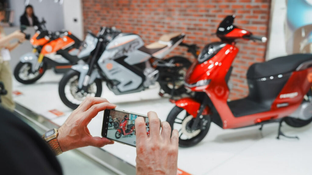 Viajamos a China para probar las dos Yadea que cambiarán el panorama de la moto eléctrica en Europa 11 Yadea 8
