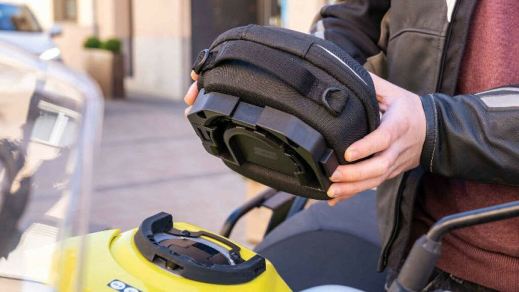 La nueva bolsa de SHAD es ultra compacta y perfecta para todo tipo de motos 11 bolsa depósito SHAD E02 C