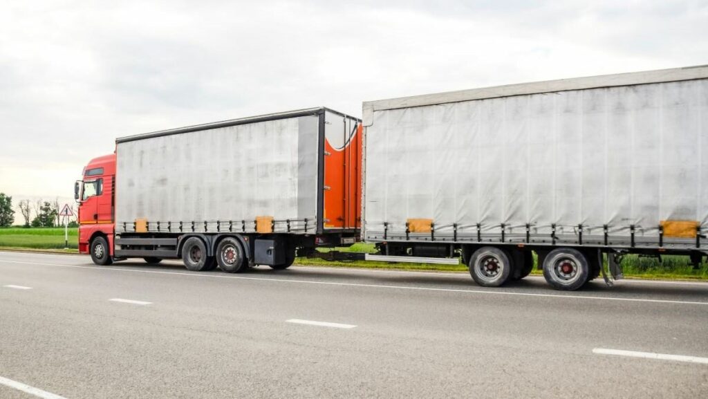 La DGT autoriza los Dúo Tráiler: los camiones tráiler más grandes que verás en carretera 1 camion trailer