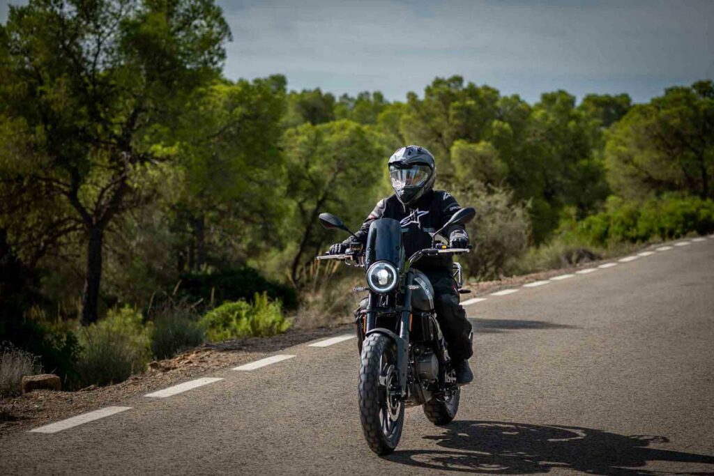 Esta Hanway tiene 1.000 kilómetros de autonomía y con 600 euros de descuento, es chollo entre las trail para el carnet de coche 13 Hanway G15 125 Adventure