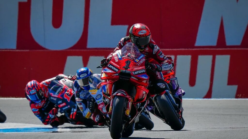 MotoGP Assen 2024: Pecco Bagnaia toca el cielo 12 MotoGP-Assen-sabado