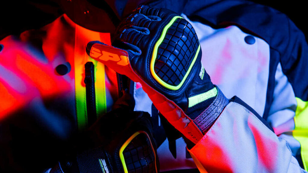 Motos, aventura y calor son compatibles con los nuevos guantes de SPIDI 15 Guantes adventure SPIDI verano