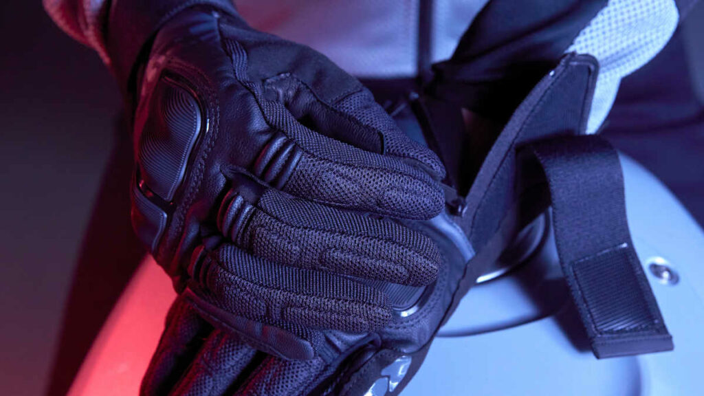 Motos, aventura y calor son compatibles con los nuevos guantes de SPIDI 13 Guantes adventure SPIDI verano