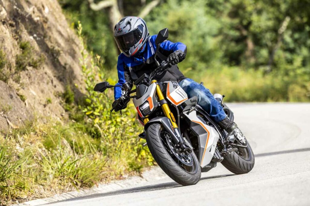 La FB Mondial Piega 452 es una nueva hipernaked radical para usuarios del carnet A2 18 Presentación FB Mondial Piega 452
