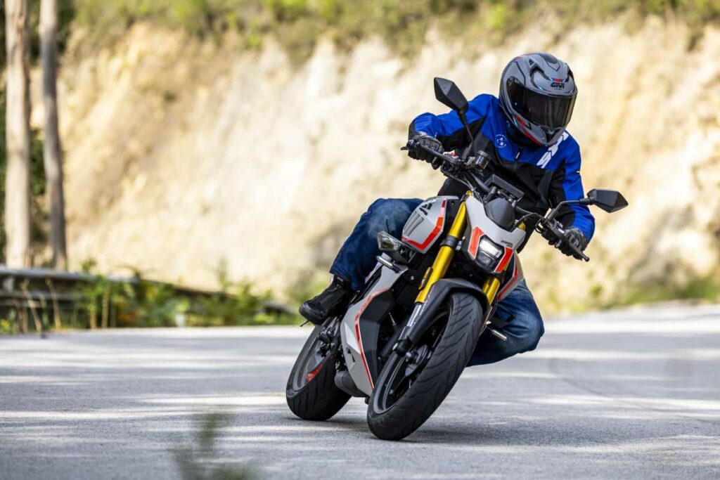 La FB Mondial Piega 452 es una nueva hipernaked radical para usuarios del carnet A2 17 Presentación FB Mondial Piega 452