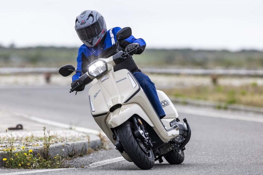 El Lambretta X300 es un nuevo rival peligroso para la reina de los scooter retro 16 Presentación Lambretta X300 2024