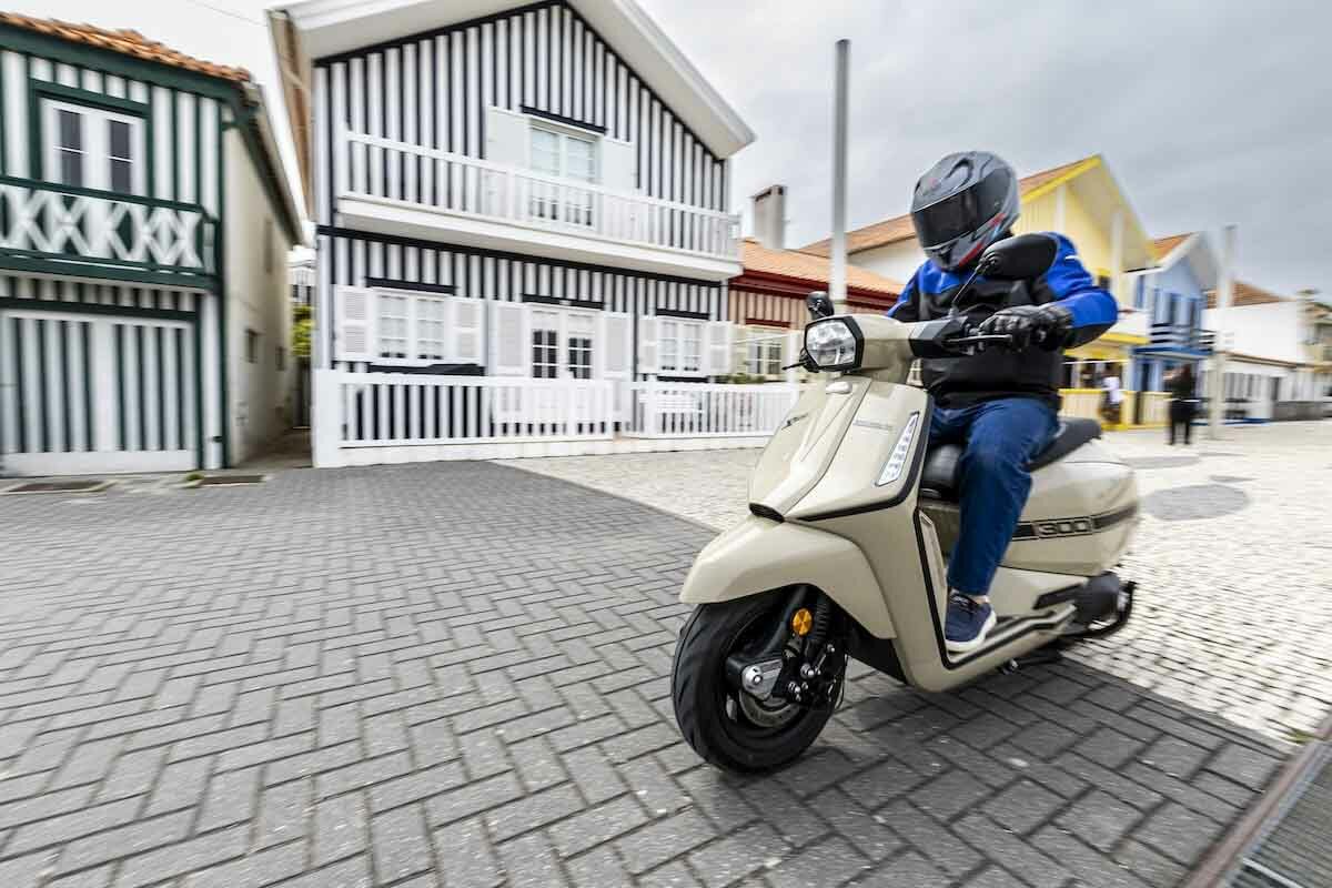 Fotos de la presentación del scooter Lambretta X300 1 El Lambretta X300 es un nuevo rival peligroso para la reina de los scooter retro