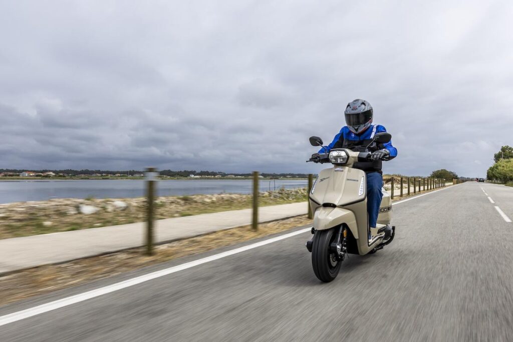 El Lambretta X300 es un nuevo rival peligroso para la reina de los scooter retro 17 Presentación Lambretta X300 2024