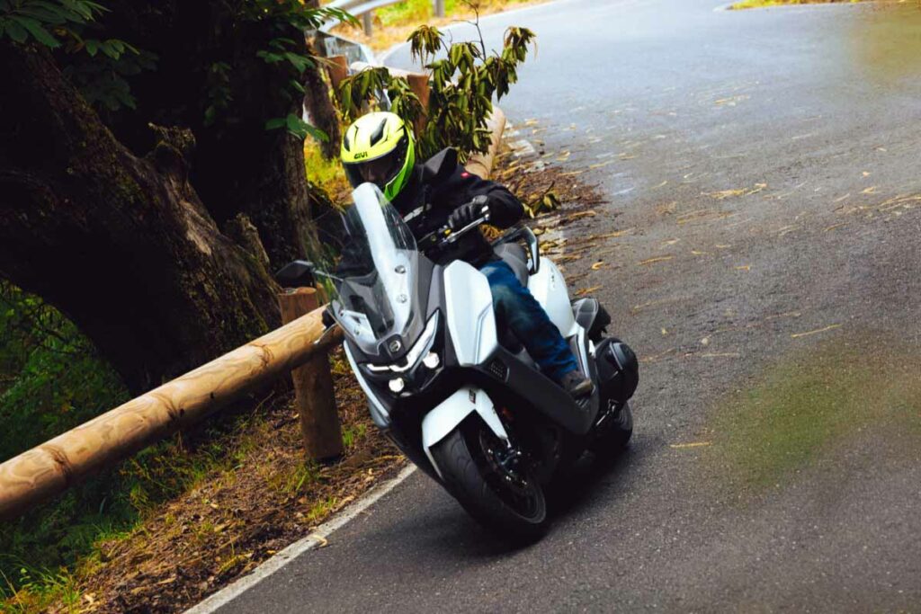 Probamos el SYM Maxsym GT 400 y se convierte en scooter para el carnet A2 de referencia en su cilindrada 18 Presentación SYM Maxsym 400 GT 2024
