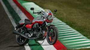 Fotos de las Moto Guzzi V7 en promoción durante julio