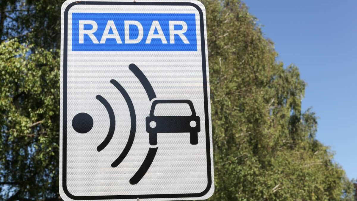 El radar 'multa famosos' que hace temblar los carnets de actores, futbolistas y empresarios 7 senal radar aviso e1719570052598