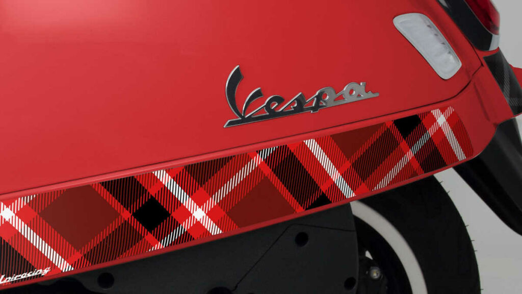 Uniracing viste y llena de glamour a la Vespa GTS 10 Uniracing Vespa GTS