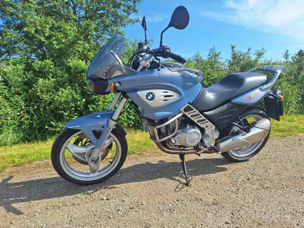 Una BMW Scarver lleva 10 años parada, le ponen la batería, le inflan las ruedas.... ¡y arranca! 13 BMW F 650 CS Scarver